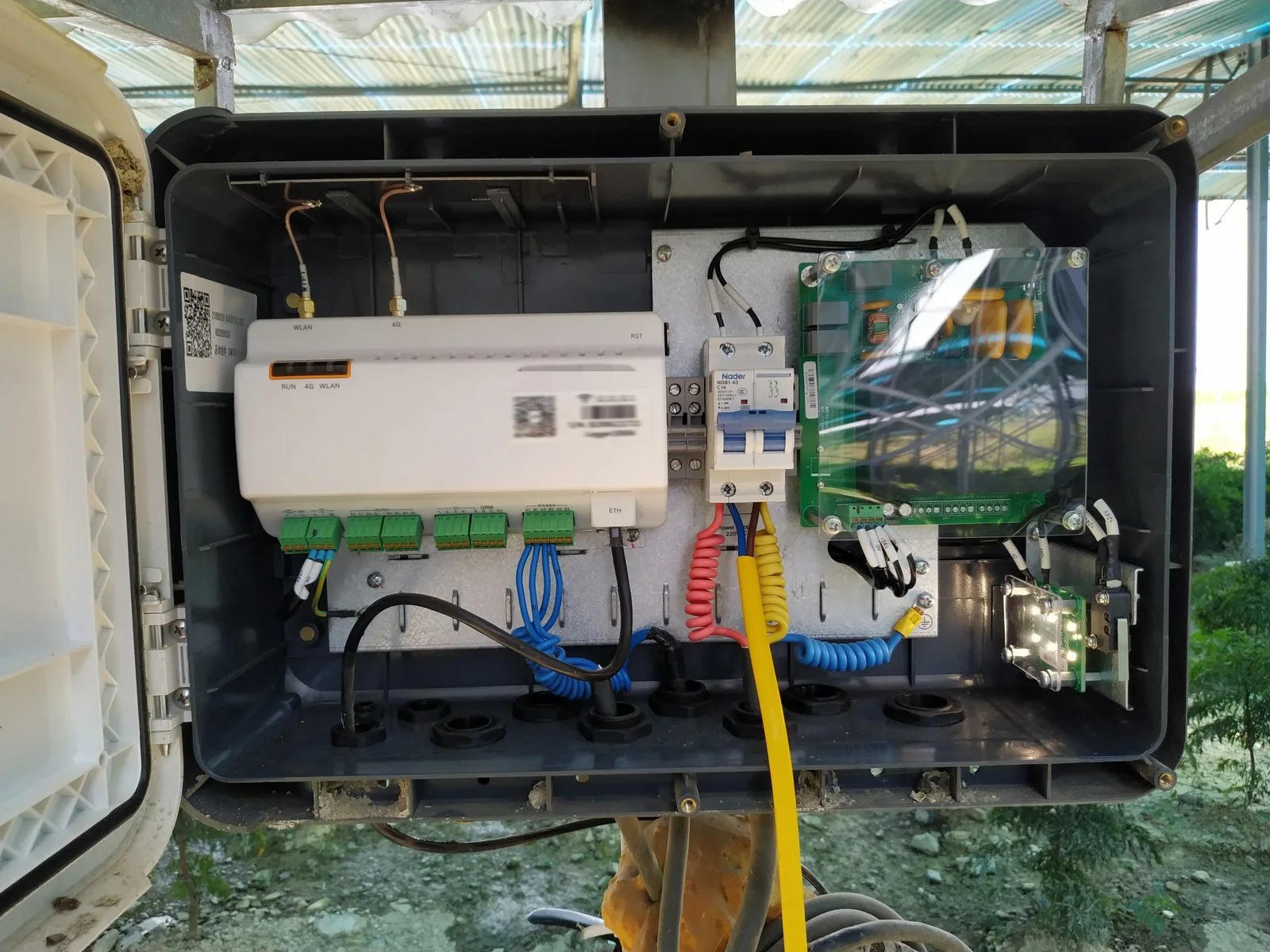 Integrated system for rooftop solar power plants